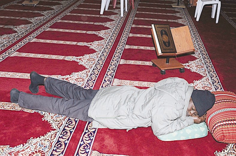عامل ينام في احد المساجد
