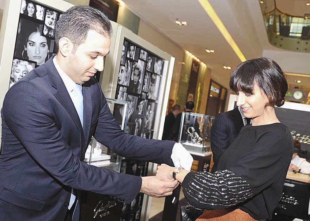 أنفال بهبهاني تجرّب إحدى الساعات