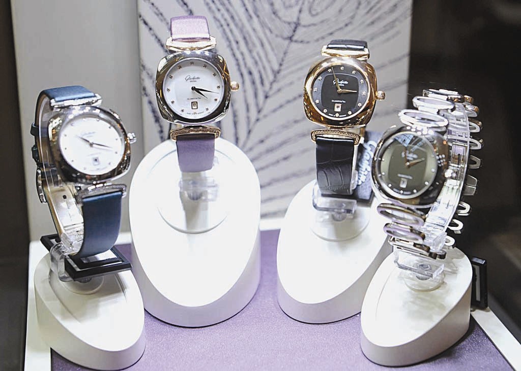 u0645u062cu0645u0648u0639u0629 u0646u0633u0627u0626u064au0629 u0644u0635u0627u062du0628u0627u062a u0627u0644u0630u0648u0642 u0627u0644u0631u0641u064au0639 (u062au0635u0648u064au0631 u0633u0639u062f u0647u0646u062fu0627u0648u064a)