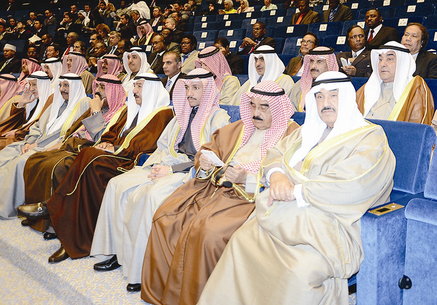 رئيس مجلس الأمة متوسطاً كبار الحضور رئيس الوفد القطري