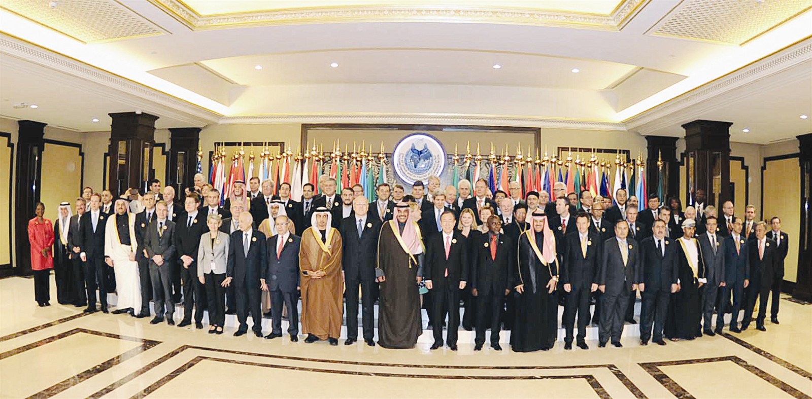 الوفود المشاركة في صورة جماعية