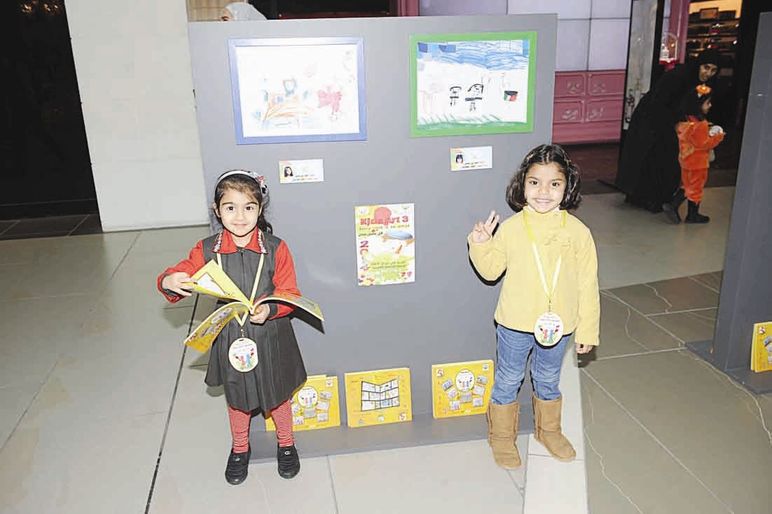 تلميذتان تقفان أمام الرسومات