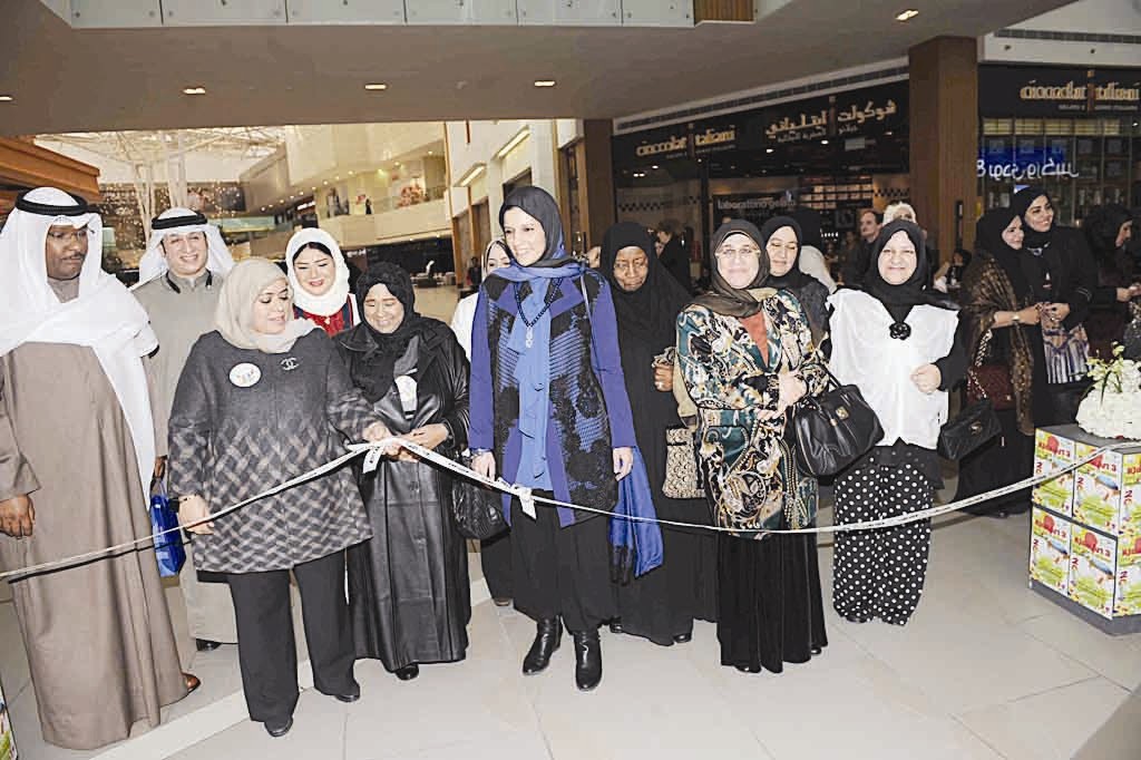 قص شريط معرض الرسم للأطفال