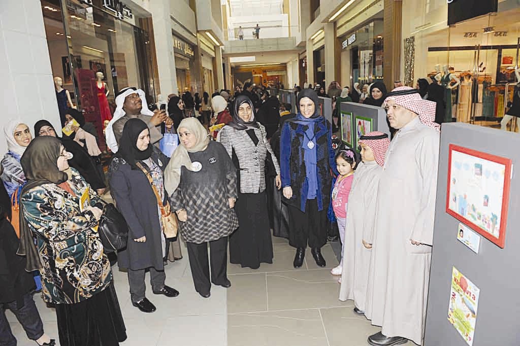 جولة في المعرض للاطلاع على رسوم الأطفال