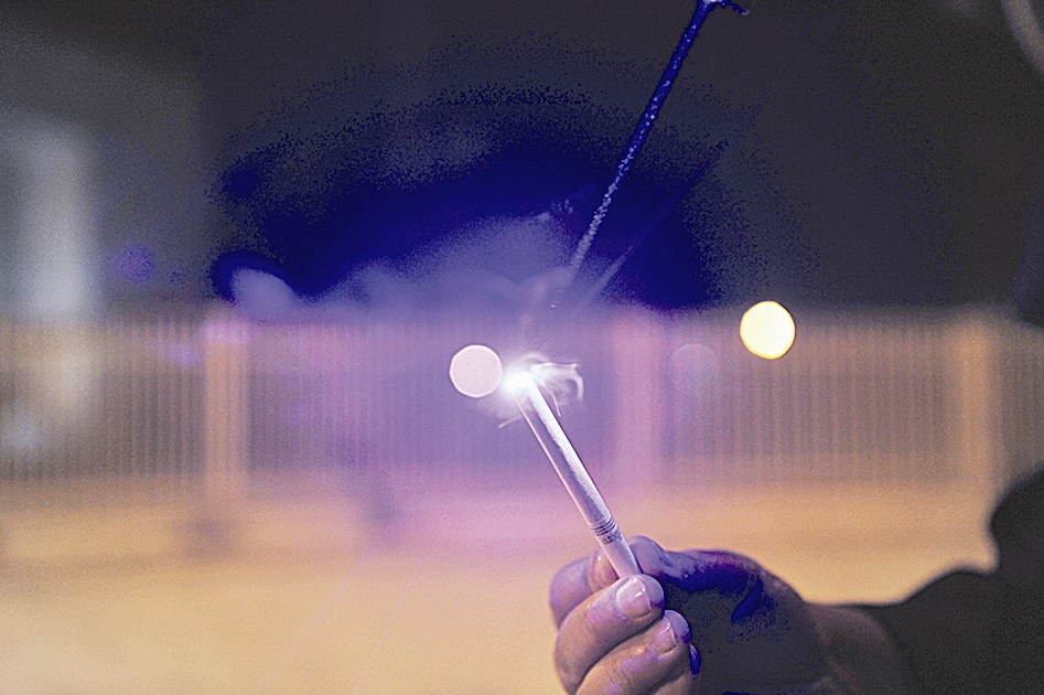 إشعال سيجارة بضوء الليزر