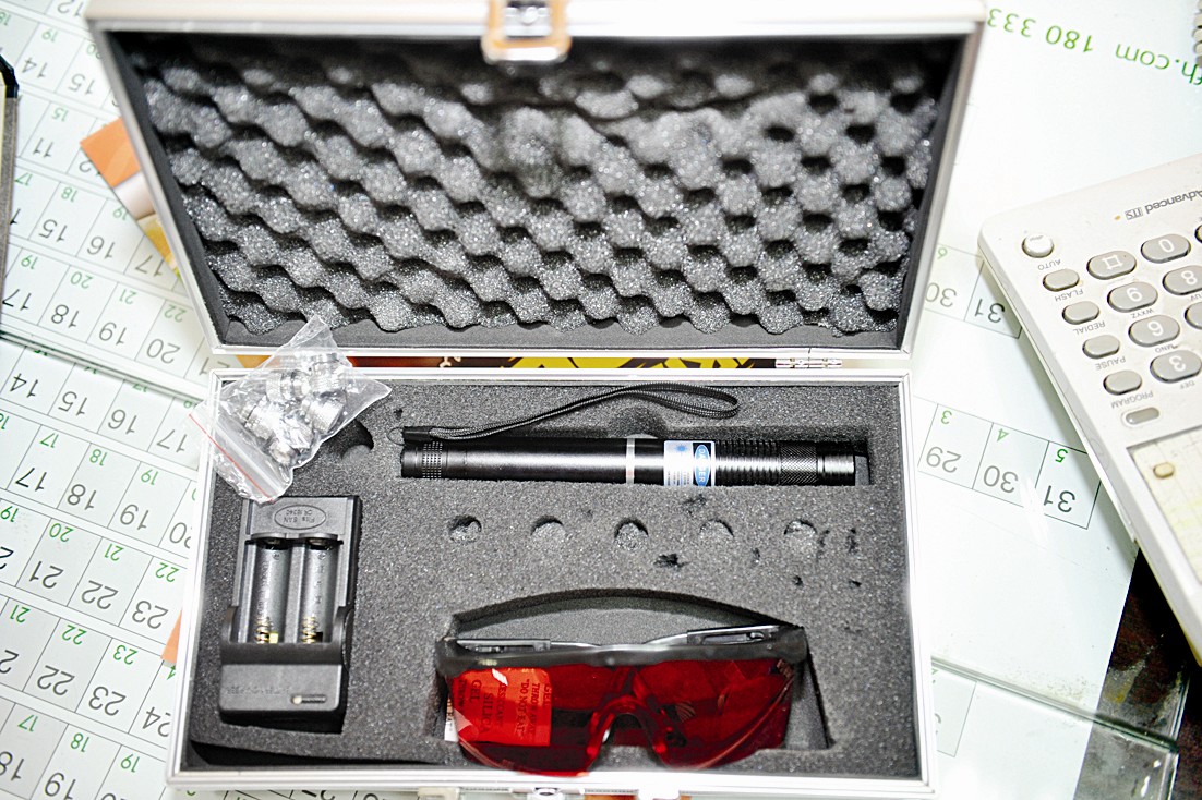 u0627u0644u0633u0644u0627u062d u0627u0644u0644u064au0632u0631u064a (u062au0635u0648u064au0631 u062cu0627u0633u0645 u0627u0644u0628u0627u0631u0648u0646)