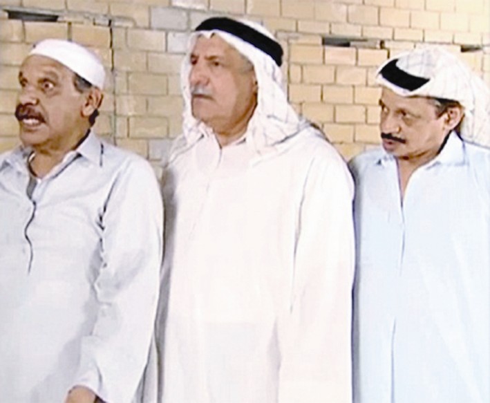 يتوسط الراحلين خالد النفيسي وعلي المفيدي في «العضب»