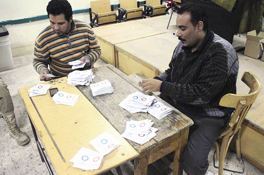 عمليات الفرز حسمت نتيجة الاستفتاء على الدستور