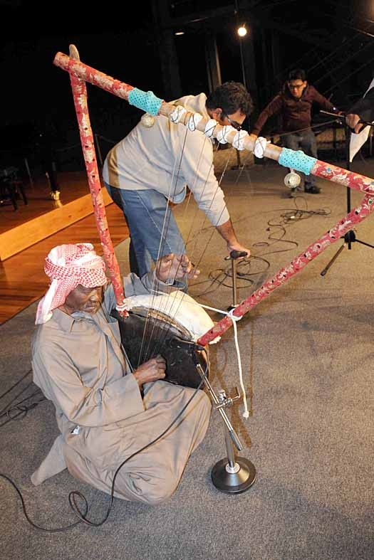 عزف على الآلة الموسيقية