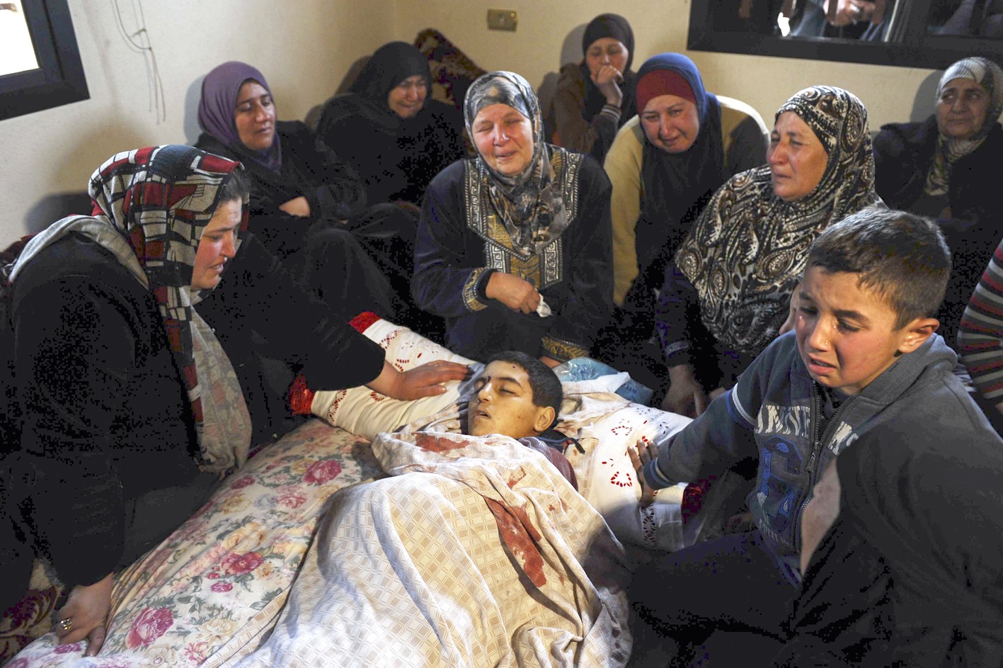 u0646u0633u0627u0621 u062au0646u062au062du0628u0646 u0641u0648u0642 u062cu062bu0629 u0627u0644u0637u0641u0644 u0639u0645u0631 u0627u0644u062du062cu064au0631u064a u0627u0644u0630u064a u0642u062au0644 u0627u0648u0644 u0645u0646 u0627u0645u0633 u0641u064a u0639u0631u0633u0627u0644 (u0631u0648u064au062au0631u0632)