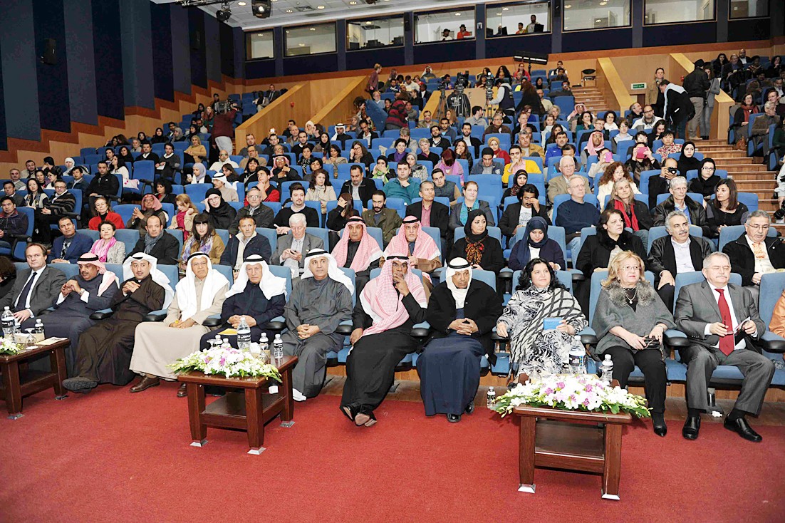 حشد من الحضور