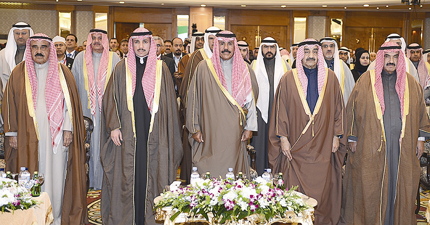 سمو ولي العهد متوسطاً الغانم وجاسم الخرافي وناصر المحمد لدى عزف النشيد الوطني