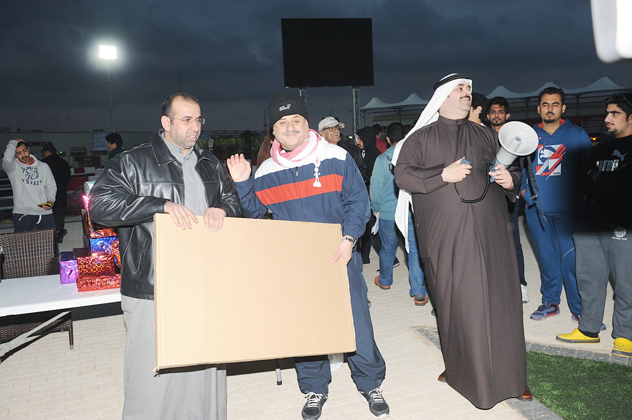 مخصيد ودشتي يكرّمان أحد الفائزين