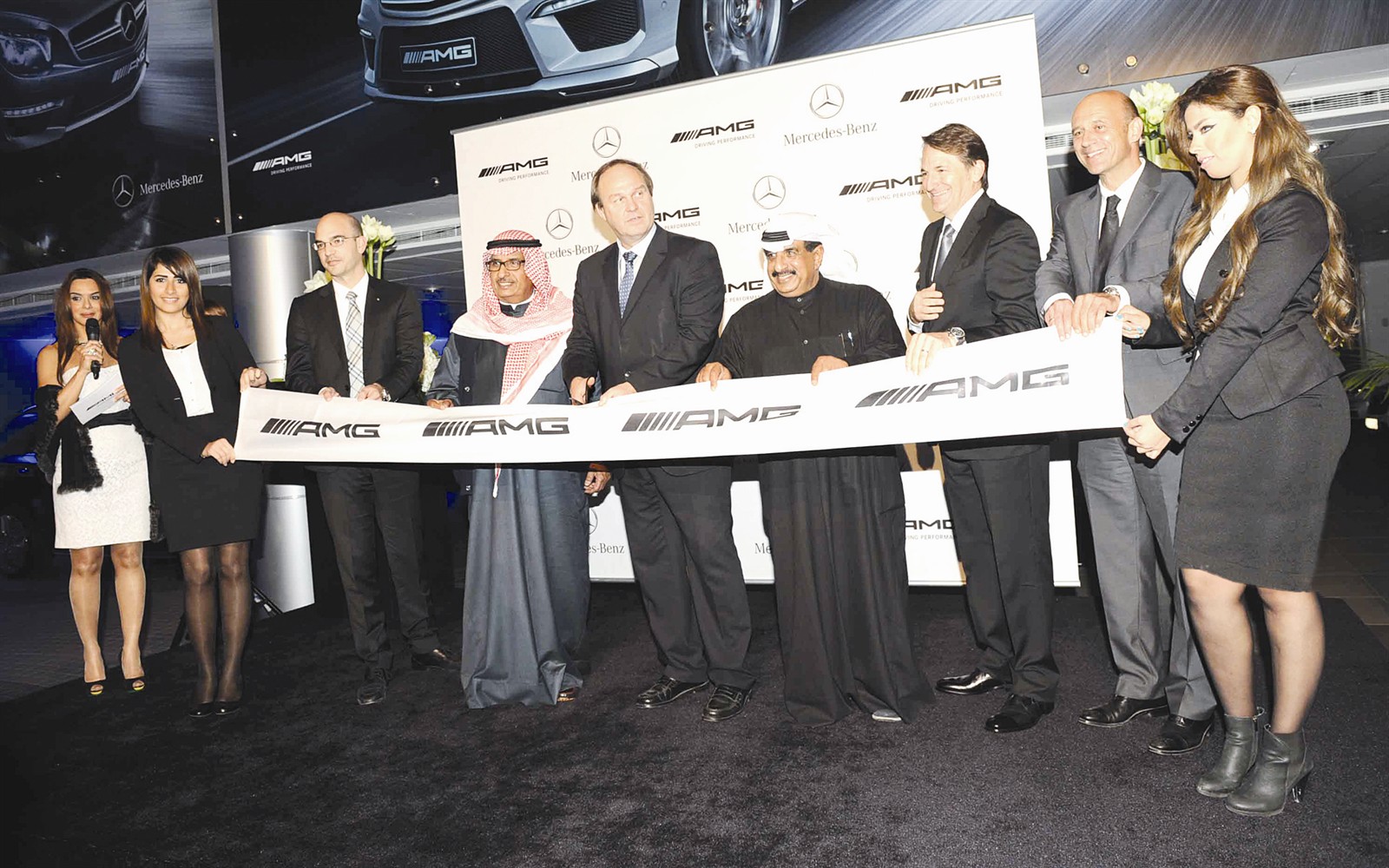 بشر البشر ومحمد البشر يتوسطان السفير الألماني وفريق عمل الشركة (تصوير جلال معوض)