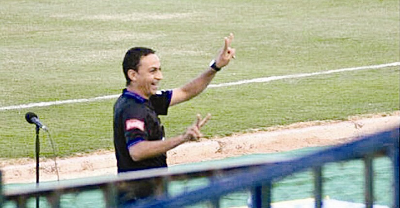 الحكم يحتسب 4 دقائق بكلتا يديه... خوفاً!