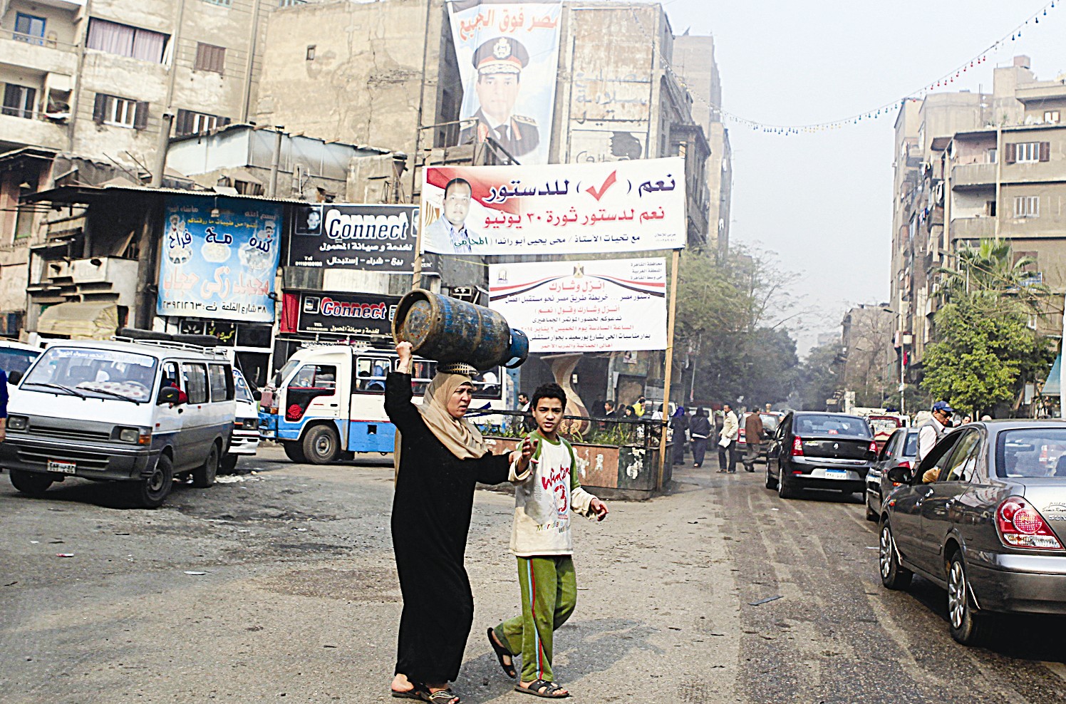 u0645u0635u0631u064au0629 u0645u0639 u0648u0644u062fu0647u0627 u062au062du0645u0644 u0623u0646u0628u0648u0628u0629 u063au0627u0632 u0648u062au0628u062fu0648 u062eu0644u0641u0647u0627 u0635u0648u0631u0629 u0645u0639u0644u0642u0629 u0644u0644u0633u064au0633u064a u0641u064a u0627u062du062f u0634u0648u0627u0631u0639 u0627u0644u0642u0627u0647u0631u0629 (u0631u0648u064au062au0631u0632)