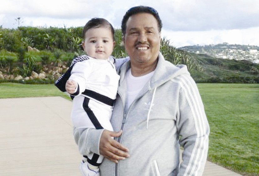 حاملا ابنه خالد