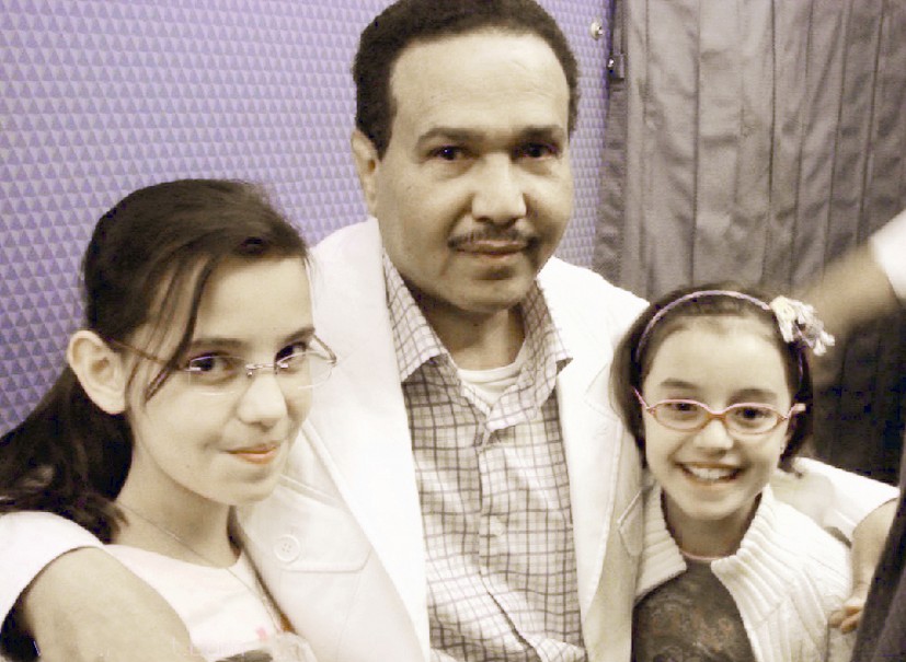 يحتضن حفيدتيه من ابنته نورة