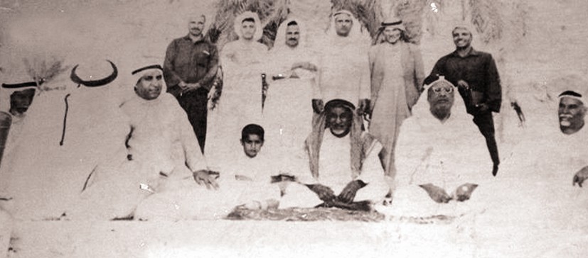 صورة لبعض رجال الكويت... ويبدو مزعل عثمان السعيد أقصى يسار الصورة