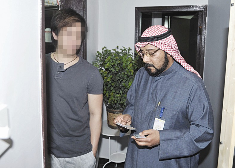 أحد المفتشين يتأكد من صلاحية المواد المستخدمة تدقيق على الشهادات الصحية