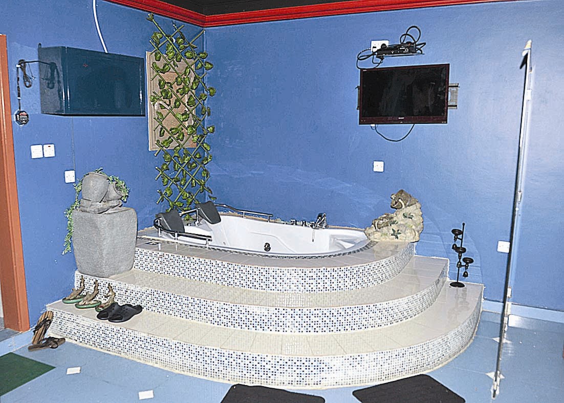 «بديكير ومنيكير» رجالي مساج بالجاكوزي الحار