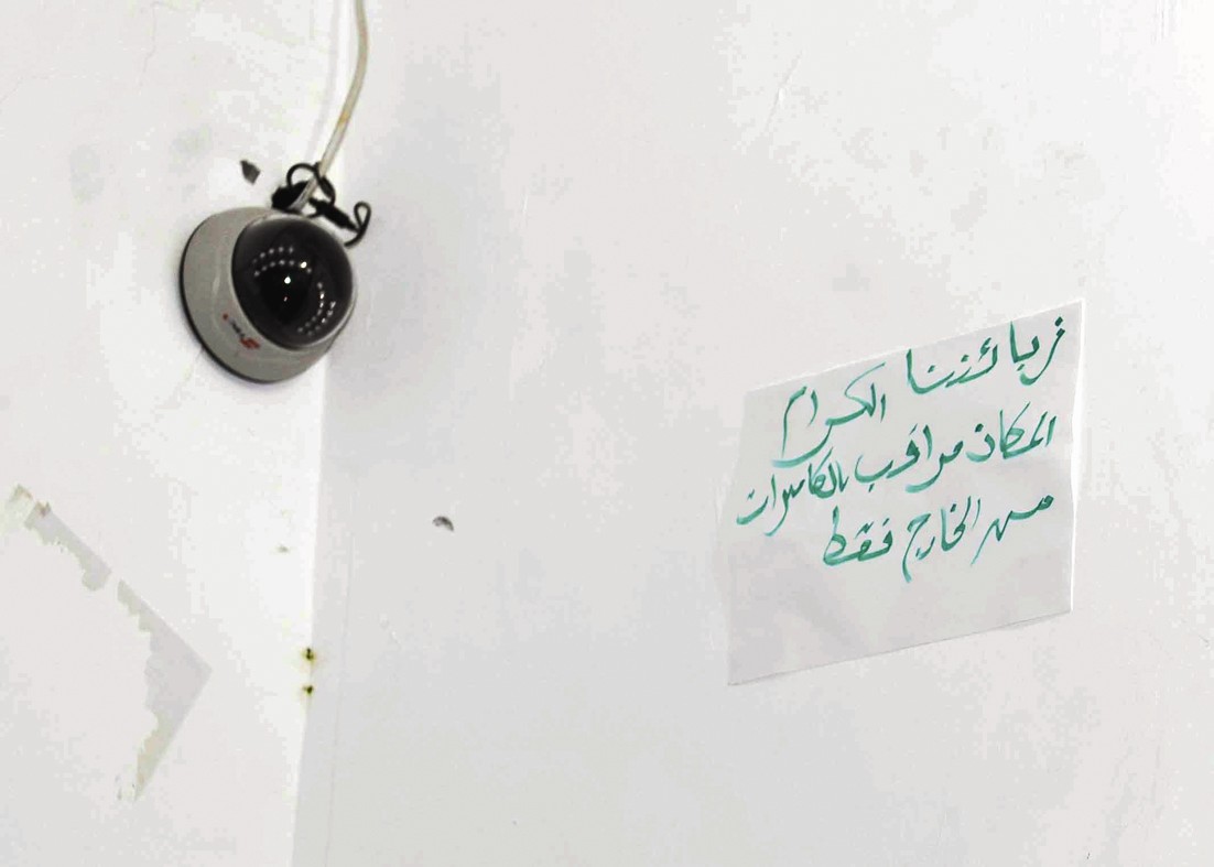 الدرج فقط مراقب بالكاميرات... وزبون V.I.P