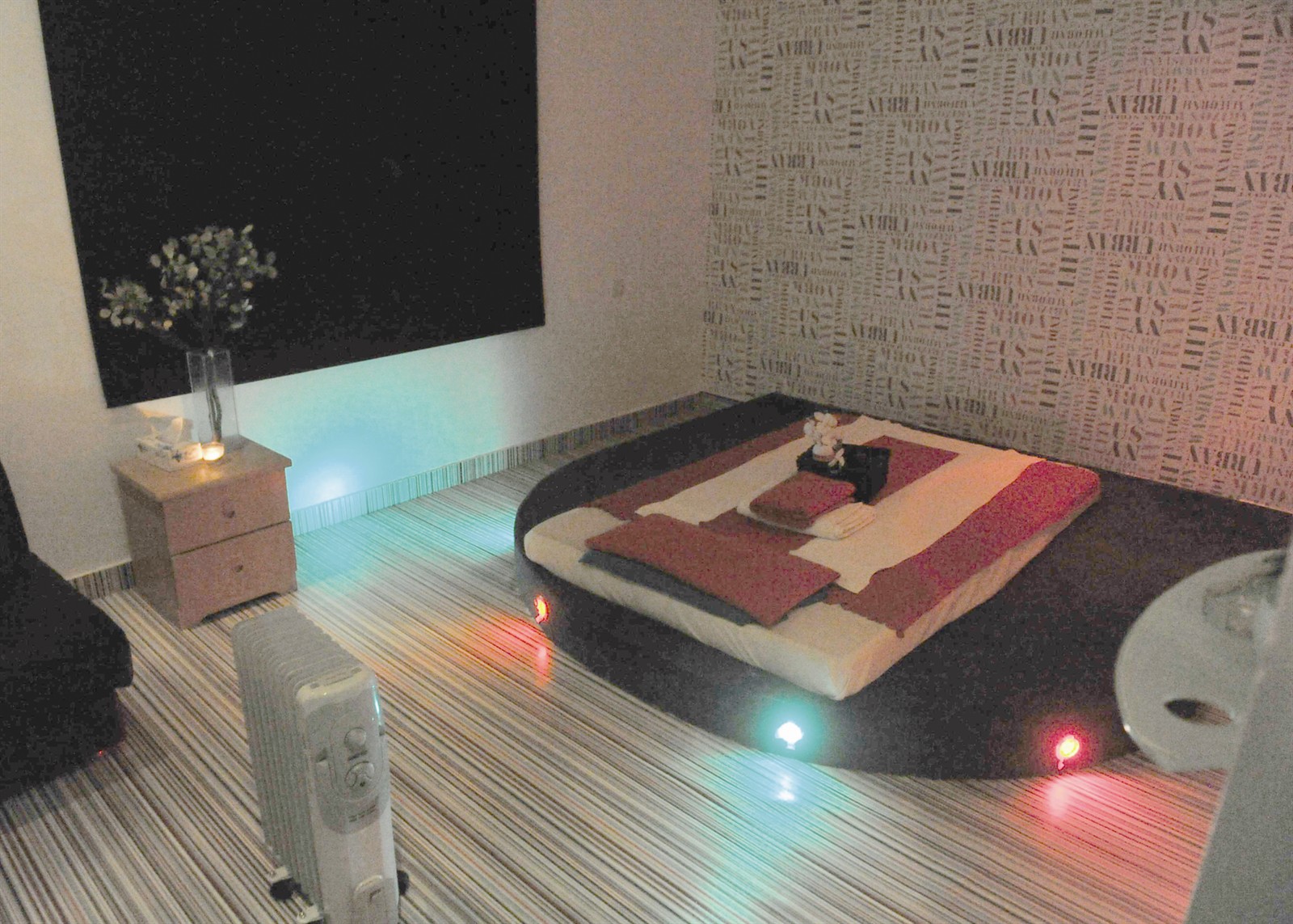 غرف رومانسية لاستقبال الزبائن (تصوير سعد هنداوي)