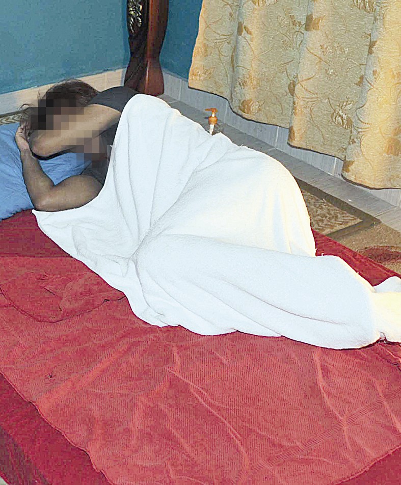 أحد افراد العمالة في قيلولة كاذبة