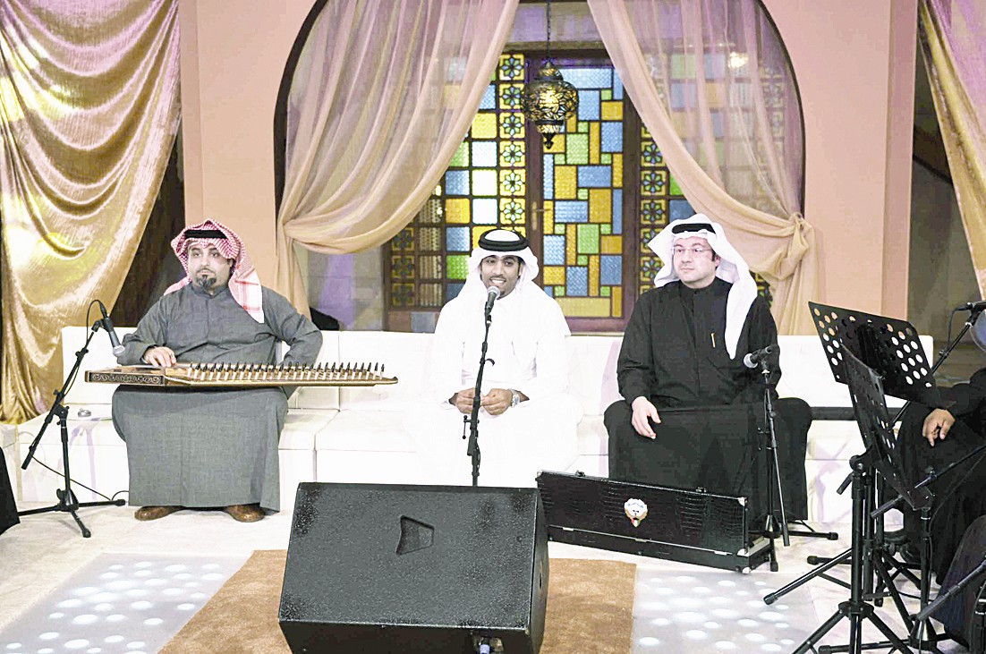 غانم شاهين يؤدي وصلته الغنائية