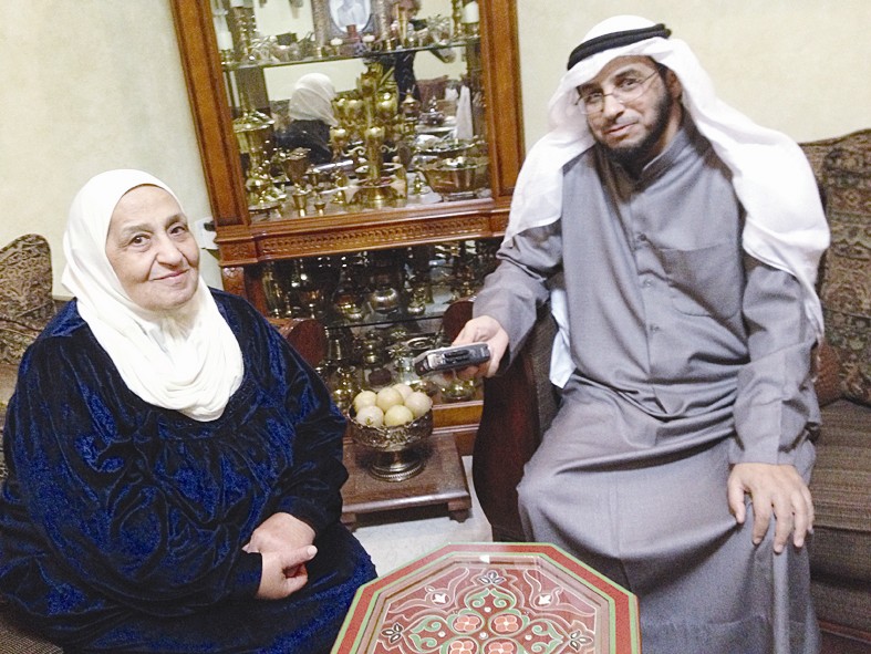 الزميل الديحاني محاوراً زوجة عابدين بسيسو ام عاصم