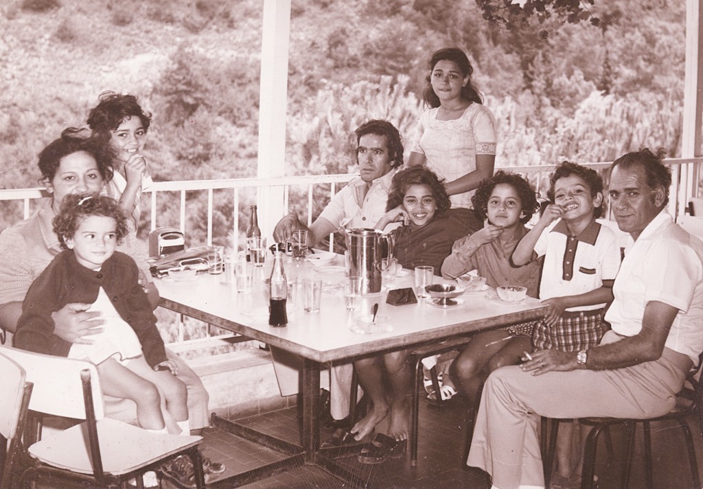 مع اسرته عام 1976