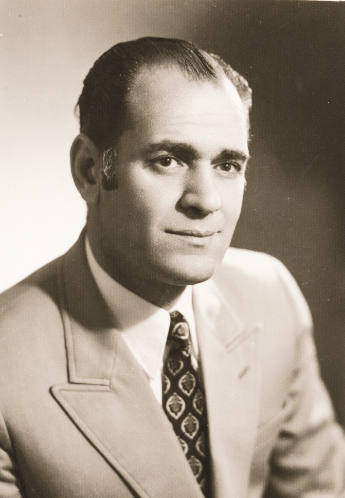 المرحوم عابدين بسيسو حينما كان مدرساً في المباركية