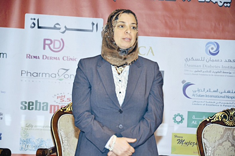 منى محمد لدى إلقاء محاضرتها