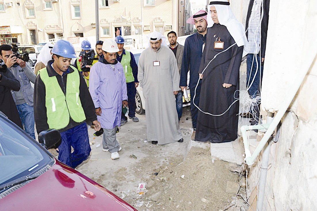 متابعة لقطع المياه عن عقار مخالف (تصوير زكريا عطية)