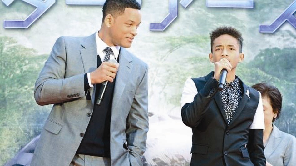 على المسرح مع ابنه جادن في افتتاح فيلمهما «After Earth»