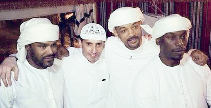 سميث يرتدي الزي الاماراتي أثناء زيارته الى دبي