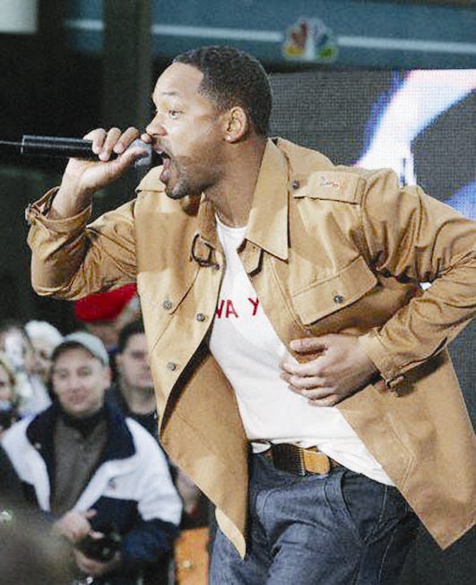 يؤدي احدى أغانيه على المسرح