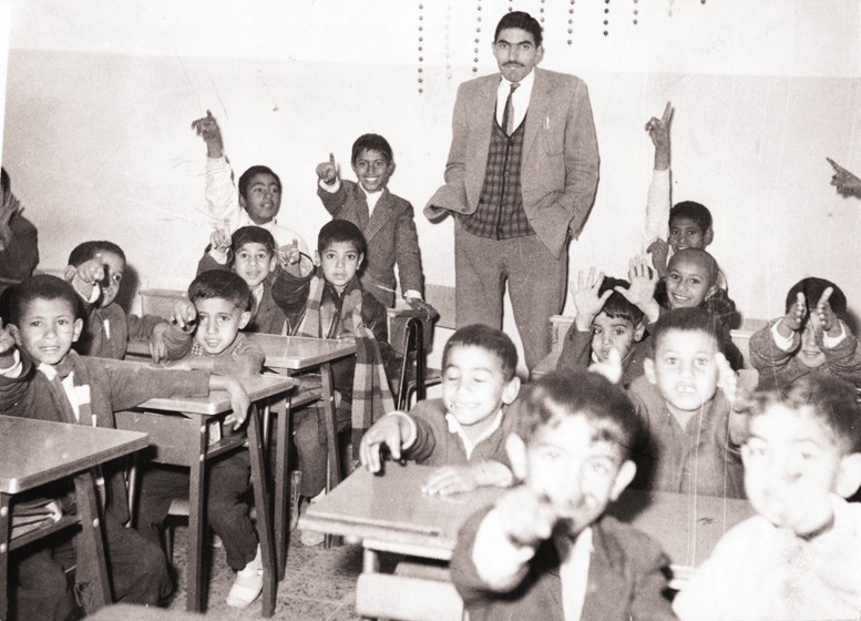 ... ومع طلبته في مدرسة الفروانية عام 1965