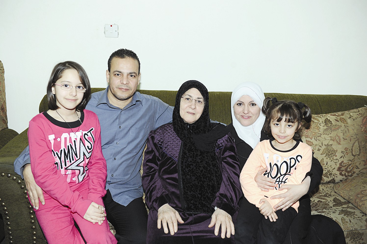 رفيقة دربه أم زايد مع ابنتها وزوجها وحفيدتيها