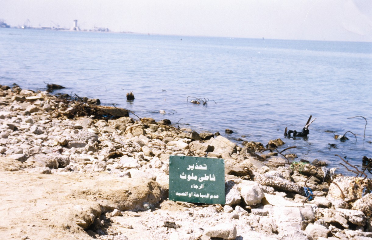 مناهيل تلقي ملوثاتها في البحر