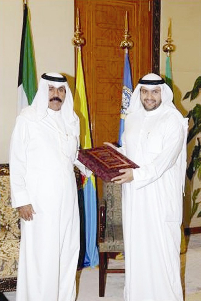 فارس الفارس يهدي كتابه «علماء آل الفارس في الكويت» إلى سمو ولي العهد