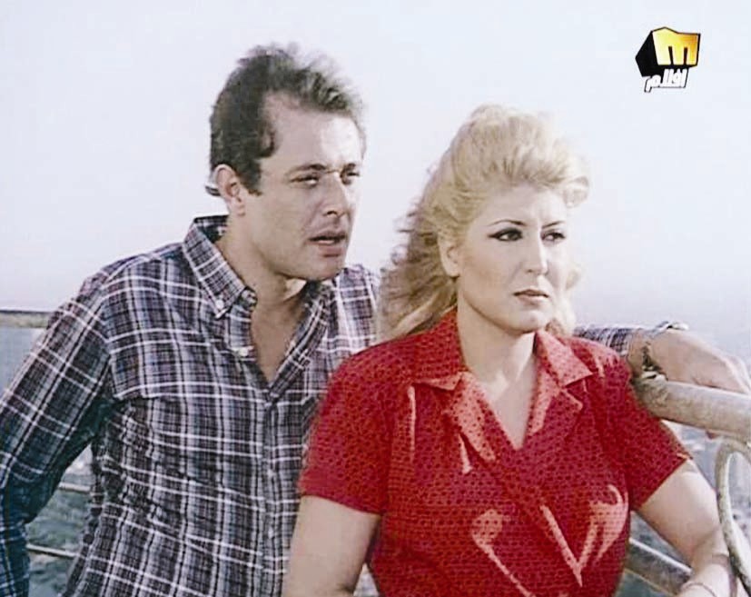 ... ومع سهير رمزي في مشهد من فيلم «الدرب الأحمر»