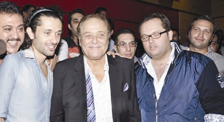 يتوسط ابنيه محمد وكريم