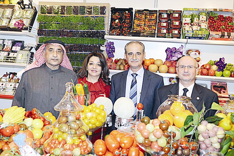 سرور (الثاني من اليمين) في جناح «ستار فروت»