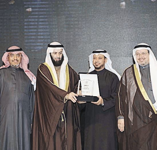 تكريم احد المشاركين في المؤتمر (تصوير جلال معوض)