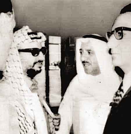 صورة قديمة لسمو الأمير مع الرئيس الفلسطيني ياسر عرفات