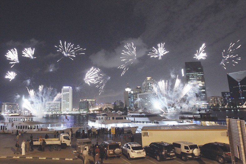 السماء زينت بالألعاب النارية