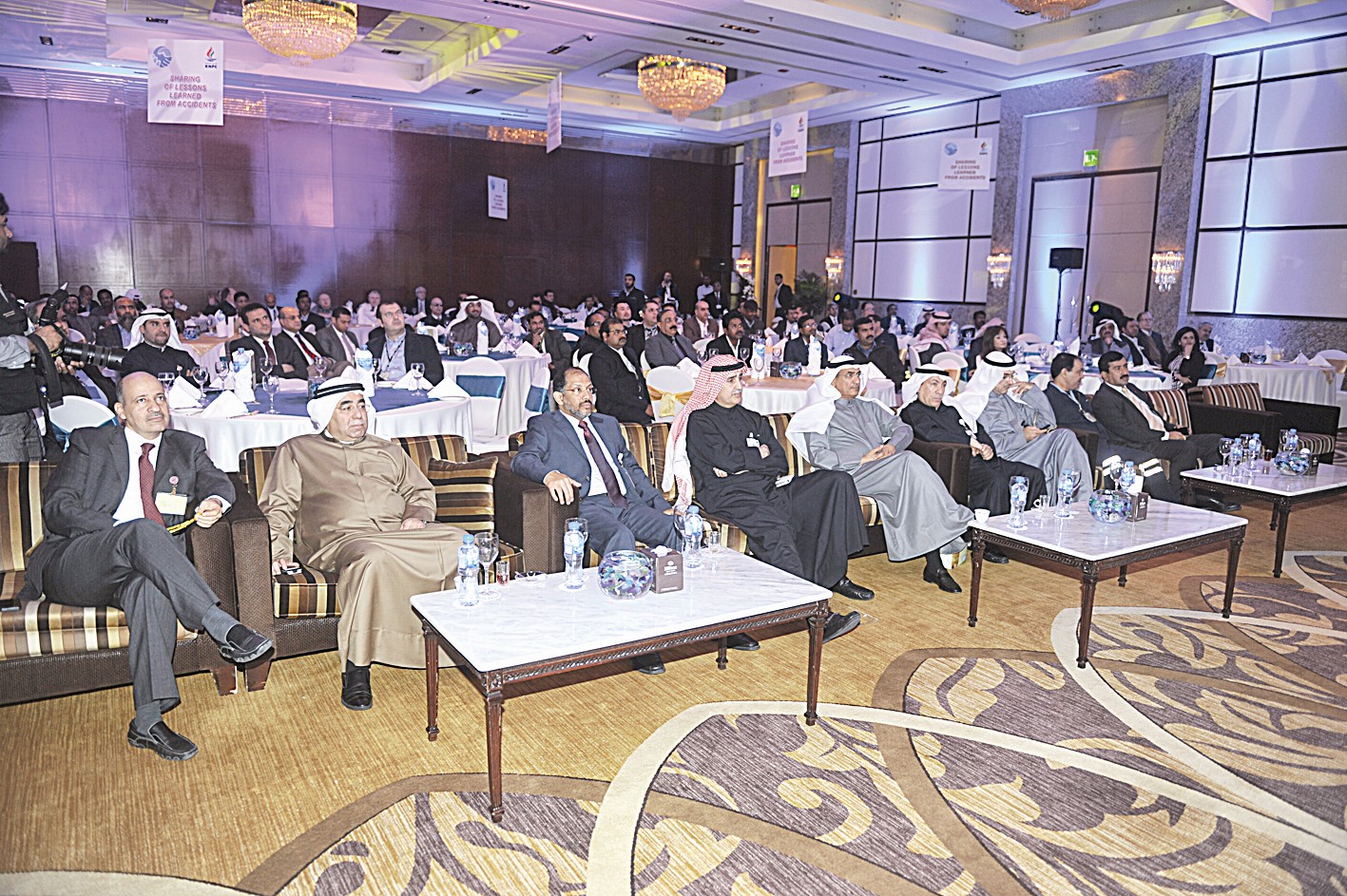 ... ومتوسطاً قيادات القطاع النفطي (تصوير نور هنداوي)