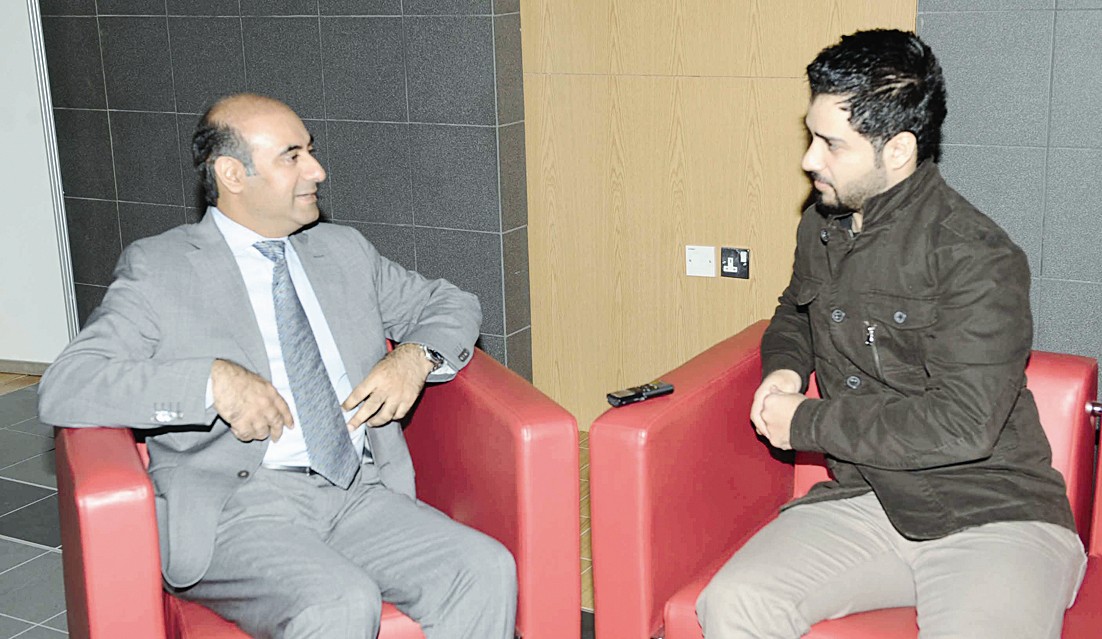 متحدّثاً للزميل علاء محمود (تصوير جلال معوّض)