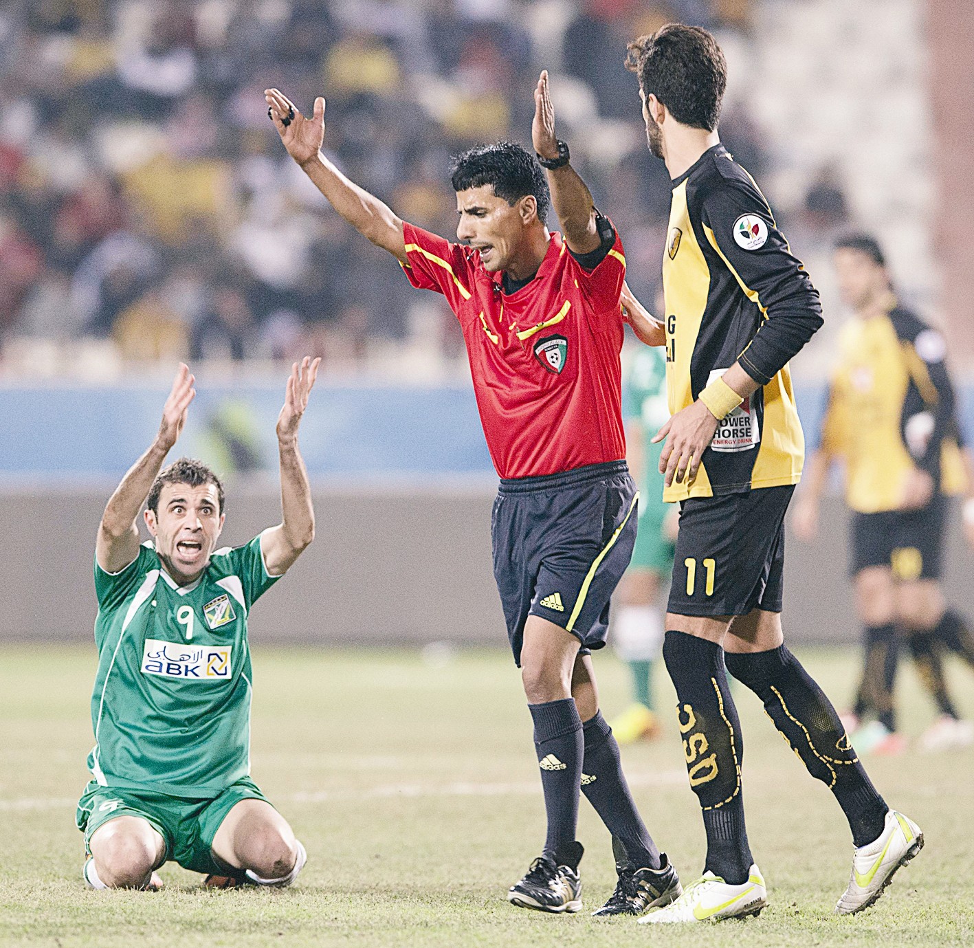 u0644u0627u0639u0628 u0627u0644u0639u0631u0628u064a u0623u062du0645u062f u0647u0627u064au0644 u064au0639u062au0631u0636 u0639u0644u0649 u062du0643u0645 u0627u0644u0644u0642u0627u0621 u0645u0628u0627u0631u0643 u0634u0639u064au0628 (u0627u0644u0623u0632u0631u0642 u062fu0648u062a u0643u0648u0645)